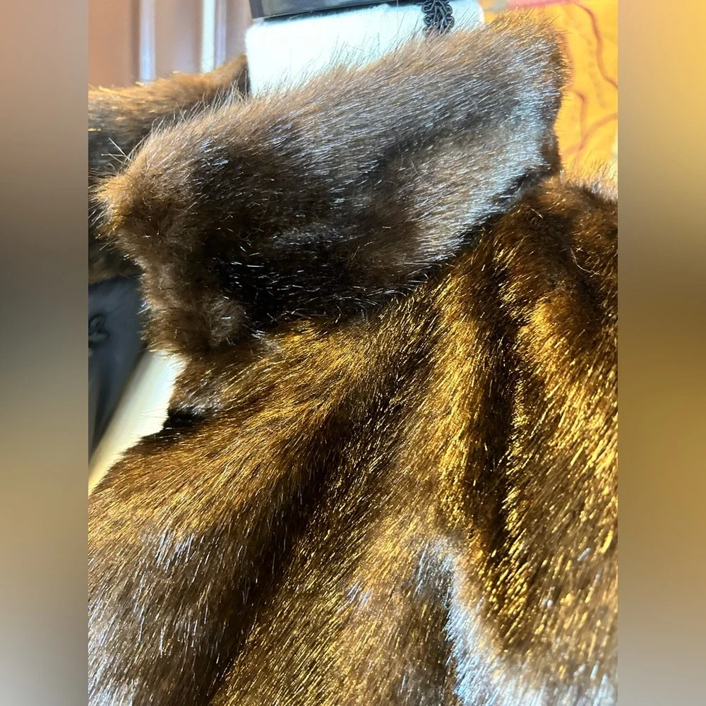 Jones New  YORK, Beautiful faux fur vest jacket is dark - Picture 4 of 11